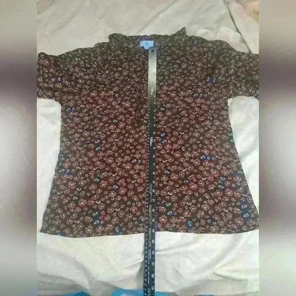 CeCe Daisy Melody Black Floral Blouse Size Medium - Picture 11 of 12